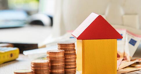 Cent f&uuml;r Cent zum Eigenheim: Wem die Zinsbindungsphase im ersten Finanzierungsanlauf nicht gen&uuml;gt, um die Immobilie abzubezahlen, ben&ouml;tigt eine Anschlussfinanzierung. Um die sollte man sich fr&uuml;hzeitig k&uuml;mmern.