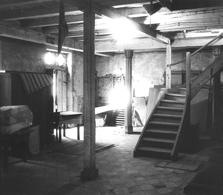 Innen sind die Schäden gravierender. Was im Mai 1983 den Eindruck einer Rumpelkammer erweckt, war über acht Jahrzehnte lang als Betsaal der Treffpunkt der blühenden jüdischen Gemeinde. Die Bänke wurden herausgerissen, die Treppe wurde nachträglich eingebaut. Innen sind die Schäden gravierender. Was im Mai 1983 den Eindruck einer Rumpelkammer erweckt, war über acht Jahrzehnte lang als Betsaal der Treffpunkt der blühenden jüdischen Gemeinde. Die Bänke wurden herausgerissen, die Treppe wurde nachträglich eingebaut.