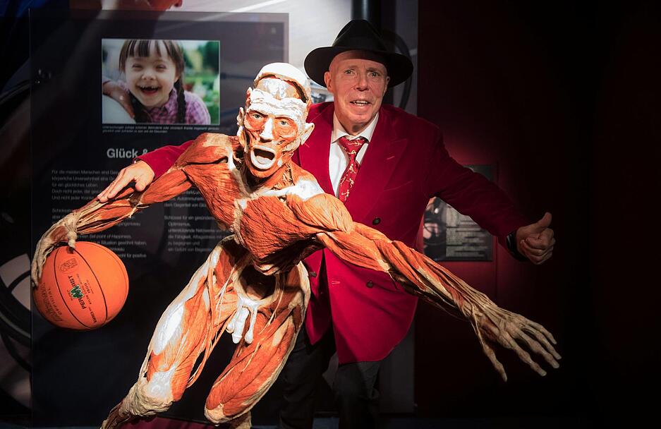 Der Plastinator Gunther von Hagens steht in einer neuen Dauerausstellung im Alten Hallenbad in Heidelberg hinter einem Ganzk&ouml;rperplastinat. Foto: Marijan Murat/dpa