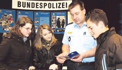 Informationen über Ausbildung und Beruf aus erster Hand: Zahlreiche Jugendliche kamen zur Lehrstellenbörse in die Schwaigerner Frizhalle.Foto: Gabi Muth Informationen über Ausbildung und Beruf aus erster Hand: Zahlreiche Jugendliche kamen zur Lehrstellenbörse in die Schwaigerner Frizhalle.Foto: Gabi Muth
