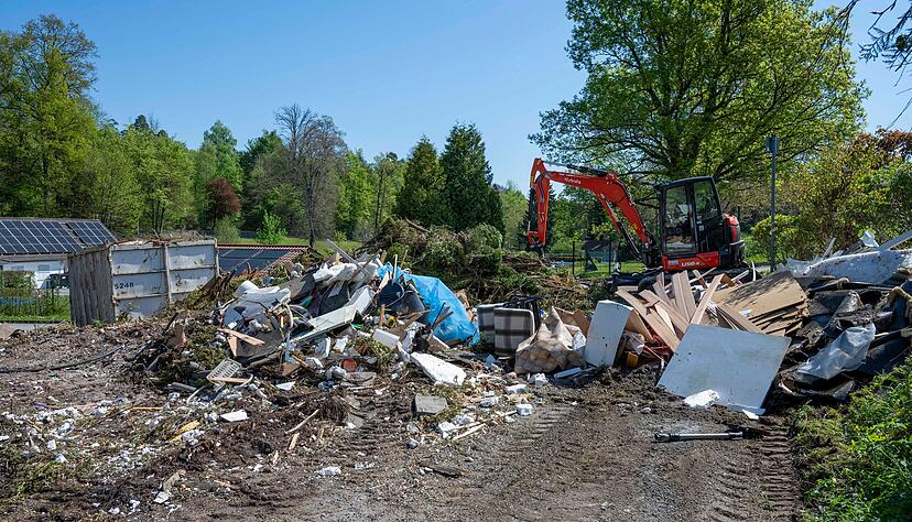 Ein trostloses Bild bietet der W&uuml;stenroter Campingplatz, nachdem die unerlaubten Anbauten und Einhausungen 2025 abgerissen werden mussten. F&uuml;r die notwendigen Umbauten, vor allem den Brandschutz, braucht es erst einmal einen Bebauungsplan.