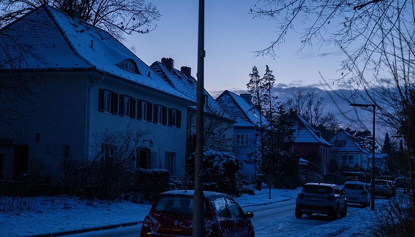 Viele Haushalte im S&uuml;dwesten Berlins sind die dritte Nacht in Folge ohne Strom.