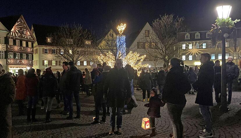 In Öhringen, Bretzfeld, Neuenstein und Künzelsau kommen sogenannte Spaziergänger zusammen, teils begleitet von Gegen-Veranstaltungen.
Foto: Tscherwitschke In Öhringen, Bretzfeld, Neuenstein und Künzelsau kommen sogenannte Spaziergänger zusammen, teils begleitet von Gegen-Veranstaltungen.
Foto: Tscherwitschke
