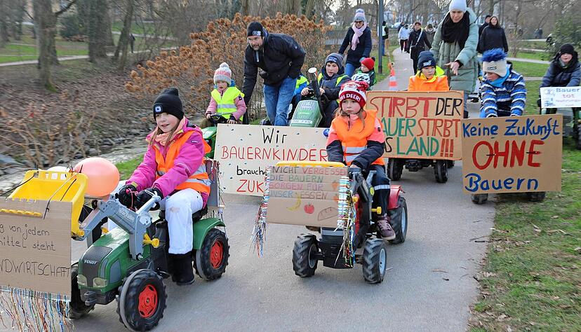 Durch den Öhringer Hofgarten rollte am Sonntag zwischen 14 und 16 Uhr ein bunter Konvoi von Trettraktoren. 500 Kinder waren bei der Aktion dabei.
Foto: Ralf Reichert Durch den Öhringer Hofgarten rollte am Sonntag zwischen 14 und 16 Uhr ein bunter Konvoi von Trettraktoren. 500 Kinder waren bei der Aktion dabei.
Foto: Ralf Reichert