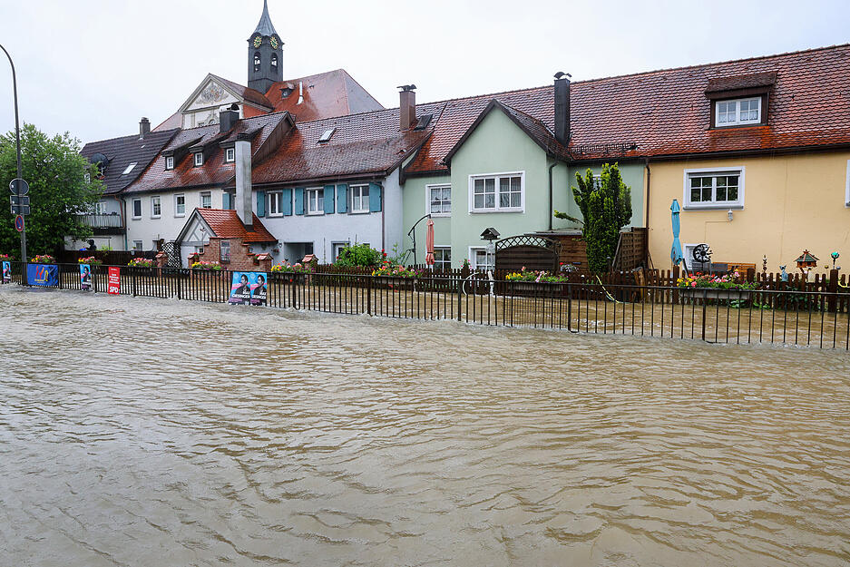 Die B312 ist in Ochsenhausen komplett überschwemmt. Teile der Innenstadt stehen unter Wasser.