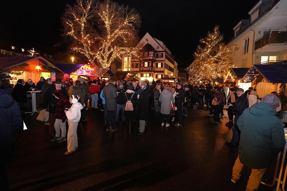 Fünf Tage lang wird bei "Advent am Schloss" in Künzelsau besinnlich in die Vorweihnachtszeit eingeläutet. Fünf Tage lang wird bei "Advent am Schloss" in Künzelsau besinnlich in die Vorweihnachtszeit eingeläutet.