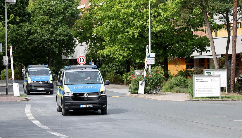 Am Morgen wurde der Mann zurück in die Psychiatrie gebracht. Am Morgen wurde der Mann zurück in die Psychiatrie gebracht.