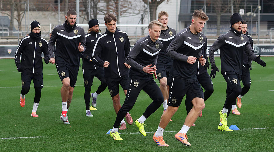 Die Stimmung auf dem Rasen war gut. Die Stars des VfB Stuttgart scherzten beim Warm-up viel. Die Stimmung auf dem Rasen war gut. Die Stars des VfB Stuttgart scherzten beim Warm-up viel.