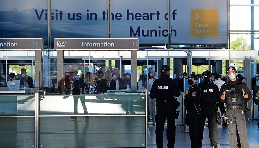 Ein großes Polizeiaufgebot soll einen reibungslosen Ablauf des Events garantieren. Fotos: dpa