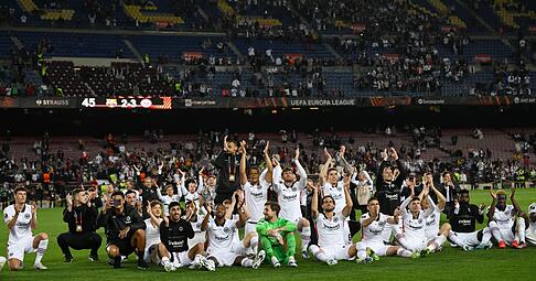 Jubel im Camp Nou: Frankfurt kommt in Barcelona weiter.
