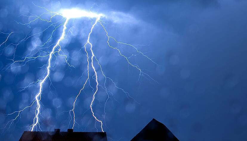 Wegen eines Blitzschlags geriet der Regionalverkehr rund um Karlsruhe ins Stocken. (Symbolbild)