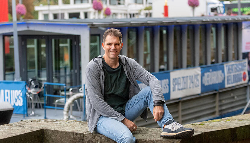 Experimentiert in seinem neuen Stück „formidabl“ mit den Grenzen zwischen Echt und Fake im digitalen Raum: Schauspieler und Sänger Fabian Egli. Auf dem Theaterschiff gastierte der Schweizer zuletzt mit seinem Solo „Boulevard Berlin“.