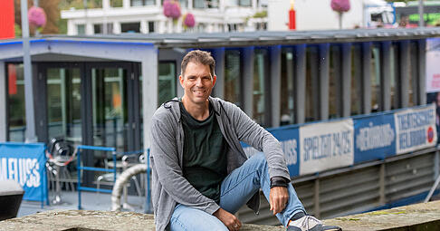 Experimentiert in seinem neuen Stück „formidabl“ mit den Grenzen zwischen Echt und Fake im digitalen Raum: Schauspieler und Sänger Fabian Egli. Auf dem Theaterschiff gastierte der Schweizer zuletzt mit seinem Solo „Boulevard Berlin“.