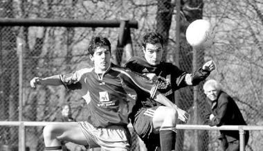 Der FC Weiler - hier mit Benjamin Wohlert (rechts) - will heute die Tabellenführung in der Kreisklasse B Sinsheim verteidigen. (Foto: Klaus Krüger)