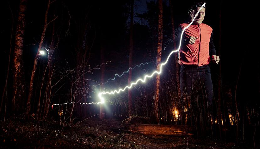 Wer in der Nähe von Autos und Fahrrädern läuft, sollte zur Stirnlampe Laufkleidung mit reflektierenden Elementen und Farben tragen.  Foto: imago images/Katja Kircher