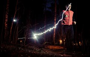 Wer in der Nähe von Autos und Fahrrädern läuft, sollte zur Stirnlampe Laufkleidung mit reflektierenden Elementen und Farben tragen. Foto: imago images/Katja Kircher Wer in der Nähe von Autos und Fahrrädern läuft, sollte zur Stirnlampe Laufkleidung mit reflektierenden Elementen und Farben tragen. Foto: imago images/Katja Kircher