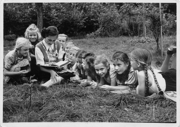 Undatiertes Foto um 1950. Die Tante ist eine wichtige Bezugsperson für die Kinder. CVJM-Mitglieder, Kindergottesdiensthelferinnen und Tübinger Studenten haben besonders in den Anfangsjahren das Betreuungspersonal für die Freizeiten gestellt.