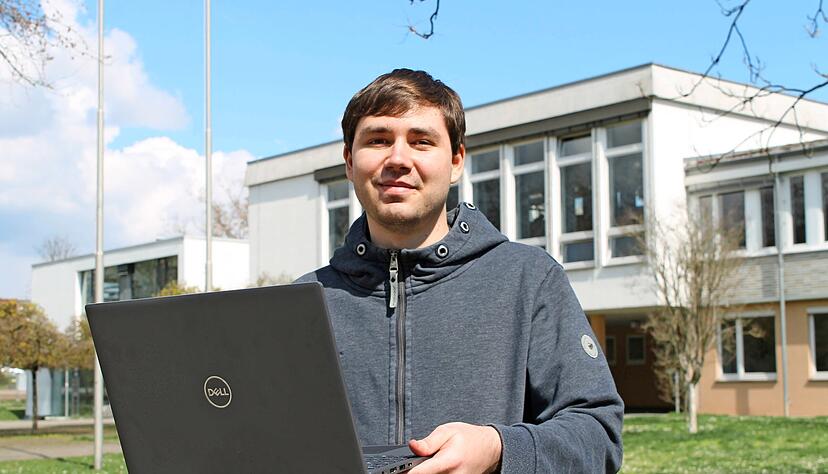Leon Jäger ist unter anderem am Albert-Schweitzer-Gymnasium Neckarsulm als FSJler im Bereich "Digitalisierung an Schulen" tätig. 
 Foto: Simon Gajer