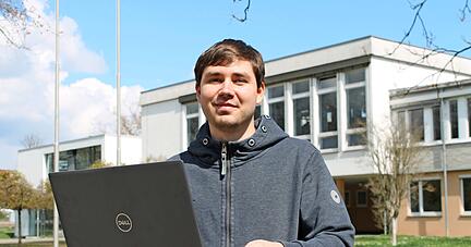 Leon Jäger ist unter anderem am Albert-Schweitzer-Gymnasium Neckarsulm als FSJler im Bereich "Digitalisierung an Schulen" tätig. 
 Foto: Simon Gajer