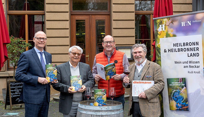 Von links: Ideengeber und HMG-Geschäftsführer Steffen Schoch, Autor und Weinkritiker Rudolf Knoll, Stimme-Redakteur Kilian Krauth, der das Vorwort schrieb, und Verleger Axel Dielmann.