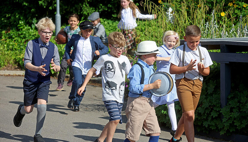 Ordentlich Radau machen die Detektive, die sich auf die Verfolgung des B&ouml;sewichts Herr Grundeis machen, damit Emil das Geld f&uuml;r seine Gro&szlig;mutter wieder zur&uuml;ckbekommt.