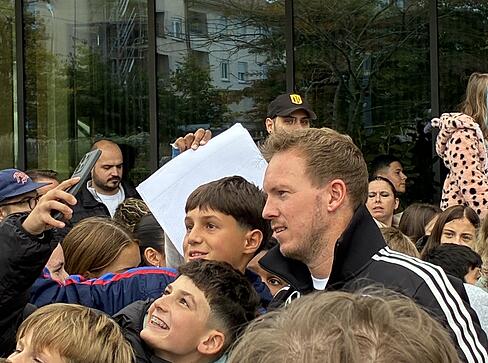 Nachdem DFB-Coach Julian Nagelsmann noch am Donnerstag bei seiner Ankunft eilig ins Parkhotel verschwunden war, zeigt er sich am Freitag vor dem Hotel und nimmt sich Zeit für die Fans. Nachdem DFB-Coach Julian Nagelsmann noch am Donnerstag bei seiner Ankunft eilig ins Parkhotel verschwunden war, zeigt er sich am Freitag vor dem Hotel und nimmt sich Zeit für die Fans.