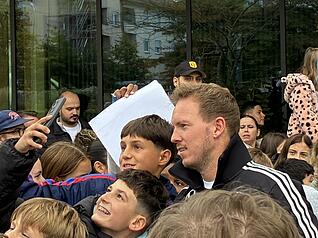 Nachdem DFB-Coach Julian Nagelsmann noch am Donnerstag bei seiner Ankunft eilig ins Parkhotel verschwunden war, zeigt er sich am Freitag vor dem Hotel und nimmt sich Zeit für die Fans. Nachdem DFB-Coach Julian Nagelsmann noch am Donnerstag bei seiner Ankunft eilig ins Parkhotel verschwunden war, zeigt er sich am Freitag vor dem Hotel und nimmt sich Zeit für die Fans.