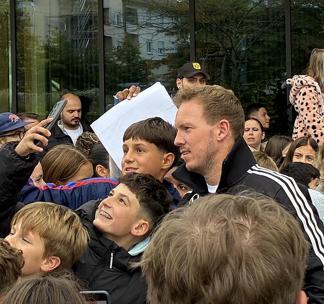 Nachdem DFB-Coach Julian Nagelsmann noch am Donnerstag bei seiner Ankunft eilig ins Parkhotel verschwunden war, zeigt er sich am Freitag vor dem Hotel und nimmt sich Zeit für die Fans.