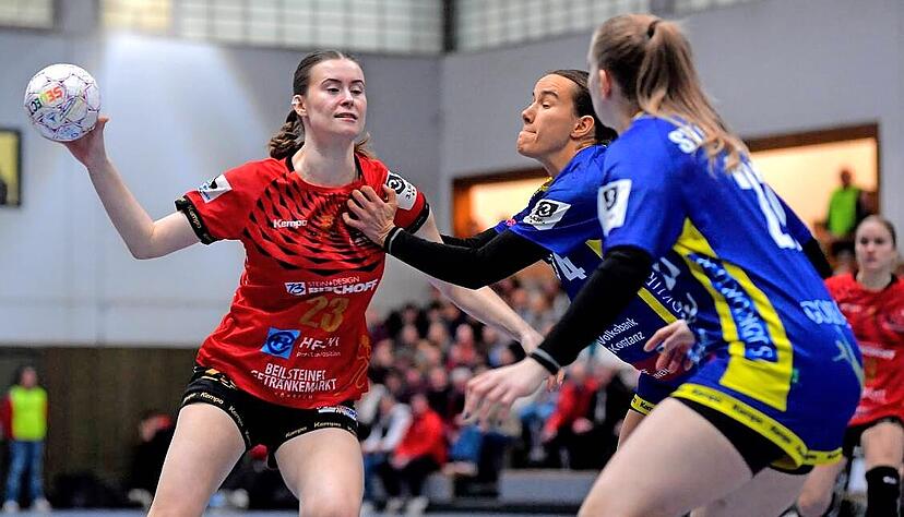 Nina Dierolf (am Ball) und die SG Schozach-Bottwartal k&auml;mpfen zum Jahresabschluss am Samstag um ihren zweiten Heimsieg der Saison.