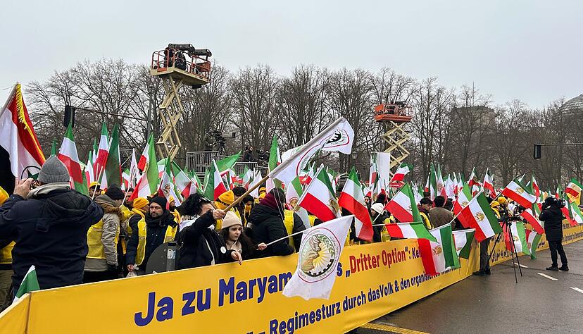 Die Polizei spricht von einem friedlichen Verlauf. Die Polizei spricht von einem friedlichen Verlauf.