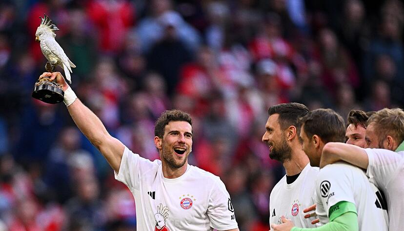 Leon Goretzka feiert mit Kakadu.