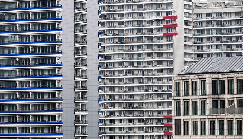 Mehrgeschossige Wohnh&auml;user in Berlin. In der Bundeshauptstadt sanken die Wohnimmobilienpreise am geringsten unter allen Gro&szlig;st&auml;dten. Gleichzeitig legten die Mieten besonders kr&auml;ftig zu.