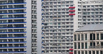Mehrgeschossige Wohnh&auml;user in Berlin. In der Bundeshauptstadt sanken die Wohnimmobilienpreise am geringsten unter allen Gro&szlig;st&auml;dten. Gleichzeitig legten die Mieten besonders kr&auml;ftig zu.