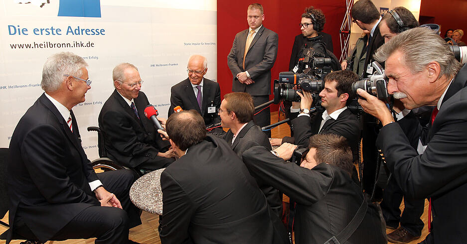 2010: Bundesfinanzminister Wolfgang Schäuble beim IHK-Gästeabend in Heilbronn. Großer Medienandrang: Schäuble stellt sich vor seiner Rede den zahlreichen Fotografen und Kamerateams.