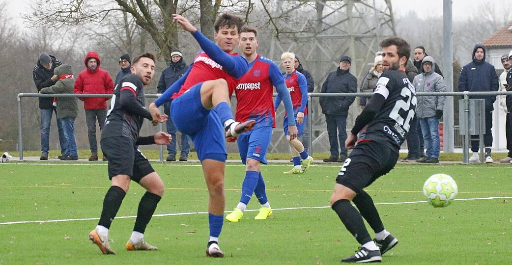Rico Hofmann (Zweiter von links) erzielt den 1:1-Ausgleich des FSV Hollenbach gegen die W&uuml;rzburger Kickers. Der Oberligist gewann den Test mit 3:1.
