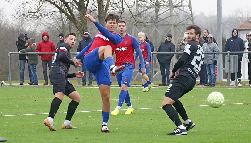 Rico Hofmann (Zweiter von links) erzielt den 1:1-Ausgleich des FSV Hollenbach gegen die W&uuml;rzburger Kickers. Der Oberligist gewann den Test mit 3:1.