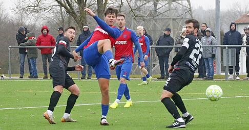 Rico Hofmann (Zweiter von links) erzielt den 1:1-Ausgleich des FSV Hollenbach gegen die W&uuml;rzburger Kickers. Der Oberligist gewann den Test mit 3:1.