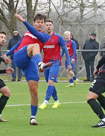 Rico Hofmann (Zweiter von links) erzielt den 1:1-Ausgleich des FSV Hollenbach gegen die W&uuml;rzburger Kickers. Der Oberligist gewann den Test mit 3:1.