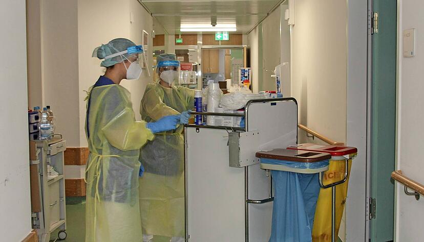Pflegekräfte auf einer der Covid-Isolierstationen am Klinikum am Gesundbrunnen in Heilbronn.