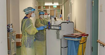 Pflegekräfte auf einer der Covid-Isolierstationen am Klinikum am Gesundbrunnen in Heilbronn.
Foto: SLK