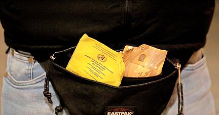 Vor wenigen Wochen gab ein Mann auf dem Heilbronner Kiliansplatz − am ersten Abend der Ausgangssperre für Ungeimpfte − Einblick in seinen mutmaßlich gefälschten Impfpass. Die Polizei ermittelt nun in vielen Fällen.
Foto: Ralf Seidel Vor wenigen Wochen gab ein Mann auf dem Heilbronner Kiliansplatz − am ersten Abend der Ausgangssperre für Ungeimpfte − Einblick in seinen mutmaßlich gefälschten Impfpass. Die Polizei ermittelt nun in vielen Fällen.
Foto: Ralf Seidel