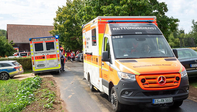 Beim Einschlag eines Blitzes in einen Baum sind mehrere Menschen verletzt worden, zwei starben. Beim Einschlag eines Blitzes in einen Baum sind mehrere Menschen verletzt worden, zwei starben.