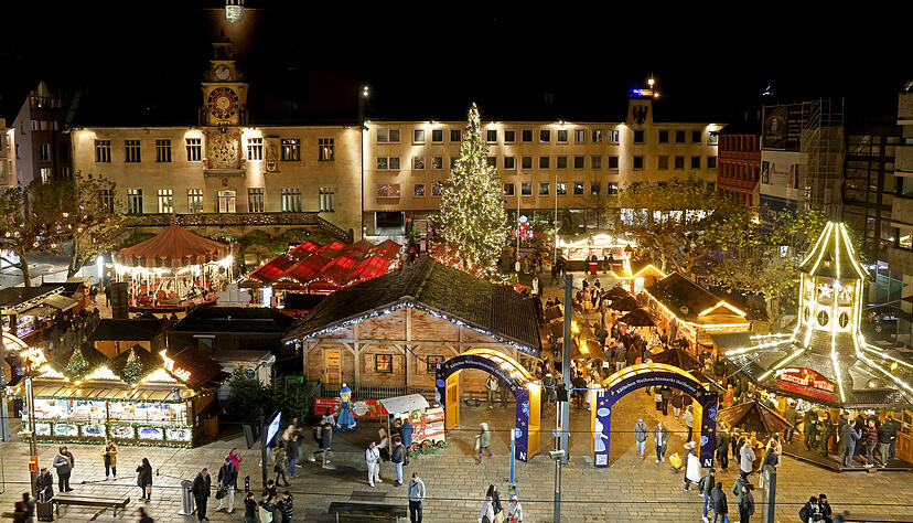 Der Heilbronner Weihnachtsmarkt ist am Freitag trotz des Sturmtiefs in Deutschland geöffnet. Der Heilbronner Weihnachtsmarkt ist am Freitag trotz des Sturmtiefs in Deutschland geöffnet.