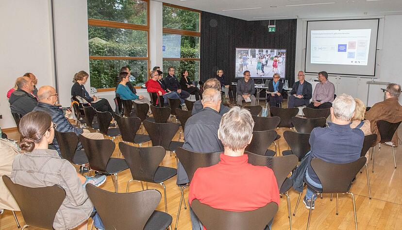 Über die Erweiterung der Flüchtlingsunterkunft an der Frankfurter Straße informierte die Stadtverwaltung Heilbronn Anwohner im Heinrich-Fries-Haus. Mit der Belegung soll Ende Oktober begonnen werden. Über die Erweiterung der Flüchtlingsunterkunft an der Frankfurter Straße informierte die Stadtverwaltung Heilbronn Anwohner im Heinrich-Fries-Haus. Mit der Belegung soll Ende Oktober begonnen werden.