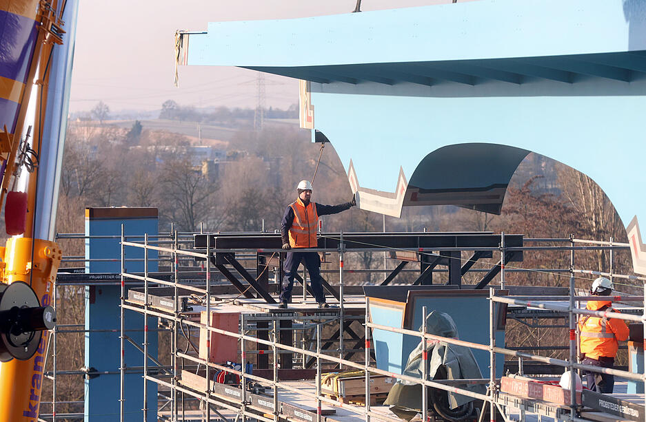 Schwerlastkran im Einsatz am Schwarz-Digits-Campus in Bad Friedrichshall.