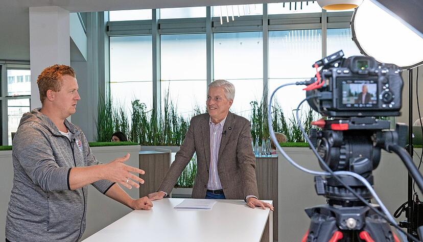 Falken-Co-Trainer Christoph Schubert (links) stand beim Live-Talk "Ohne Ausrede" Stimme-Chefredakteur Uwe Ralf Heer Rede und Antwort. Falken-Co-Trainer Christoph Schubert (links) stand beim Live-Talk "Ohne Ausrede" Stimme-Chefredakteur Uwe Ralf Heer Rede und Antwort.