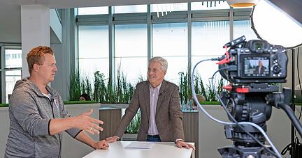 Falken-Co-Trainer Christoph Schubert (links) stand beim Live-Talk "Ohne Ausrede" Stimme-Chefredakteur Uwe Ralf Heer Rede und Antwort.
Foto: Mario Berger Falken-Co-Trainer Christoph Schubert (links) stand beim Live-Talk "Ohne Ausrede" Stimme-Chefredakteur Uwe Ralf Heer Rede und Antwort.
Foto: Mario Berger