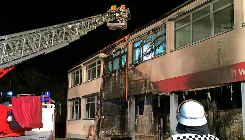 Auf rund 200 000 Euro wird der Schaden gesch&auml;tzt, den das Feuer am fr&uuml;hen Sonntagmorgen an der Fassade der Geschwister-Scholl-Schule anrichtete.Foto: Heike Kinkopf