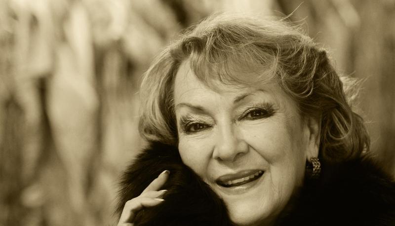 Die Sopranistin und Kammers&auml;ngerin Karan Armstrong steht im Kost&uuml;mfundus der Deutschen Oper.