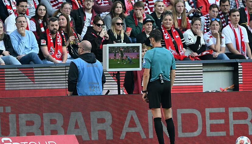 Schiedsrichter Matthias J&ouml;llenbeck gab nach Ansicht der TV-Bilder einen Strafsto&szlig; f&uuml;r den VfB Stuttgart.